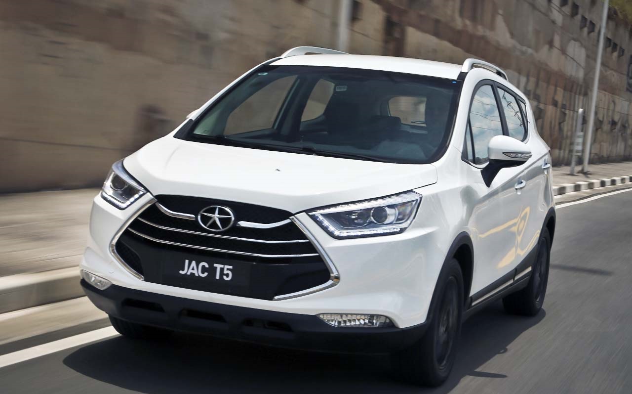 O T5, da JAC, trará LEDs funcionais, motorização flexível de 127 cv e transmissão automática CVT, na versão mais avançada