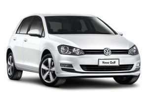 Visualmente, o Golf “made in Brazil” é idêntico aos irmãos importados, mas o coração da versão Comfotline (na foto) está mais fraco e a suspensão traseira, mais simples: mesmo assim, aumentos passam de R$ 15 mil