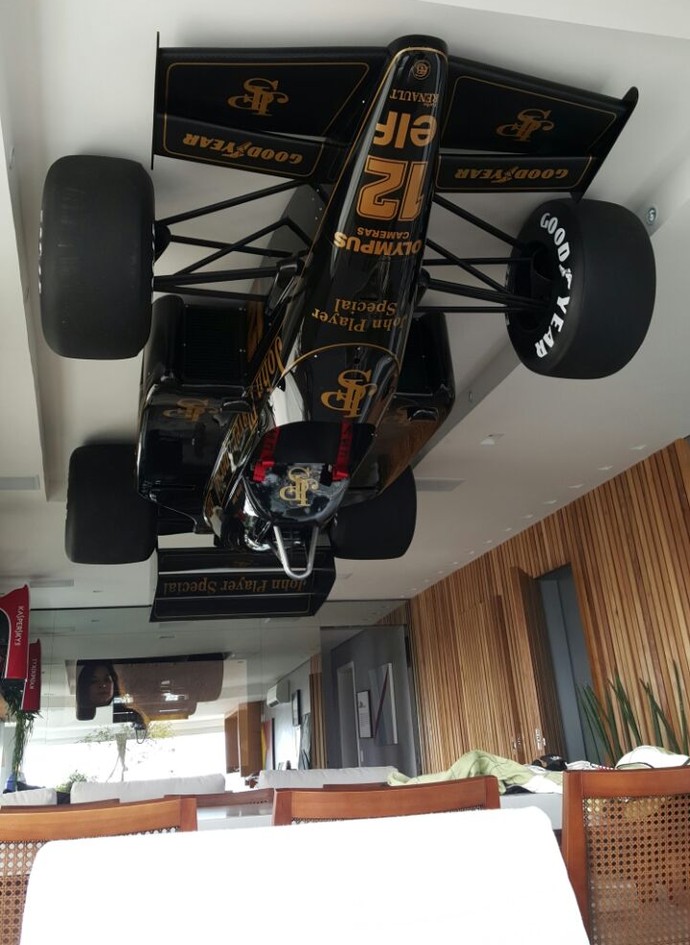 Fã do Ayrton Senna pendura no teto da sala um carro F1 - Notícias