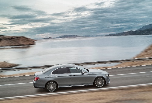 O novo Classe E estreia em quatro versões, uma movida a gasolina (E 200, de 184 cv), duas a diesel (E 220D e E 350D) e uma híbrida (E 350E, de 279 cv)